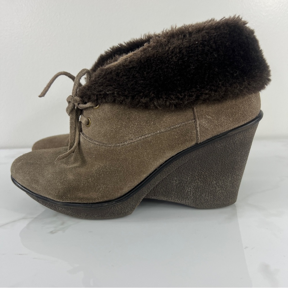 B Makowsky Nellie Brown Suede Wedge Ankle Boot Bootie Faux Fur Trim 7.5W Lace Up